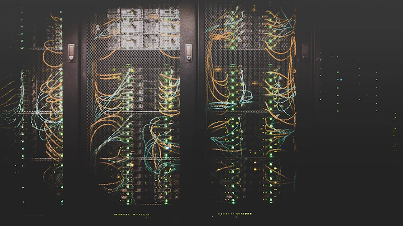 Cabos de rede organizados em um data center